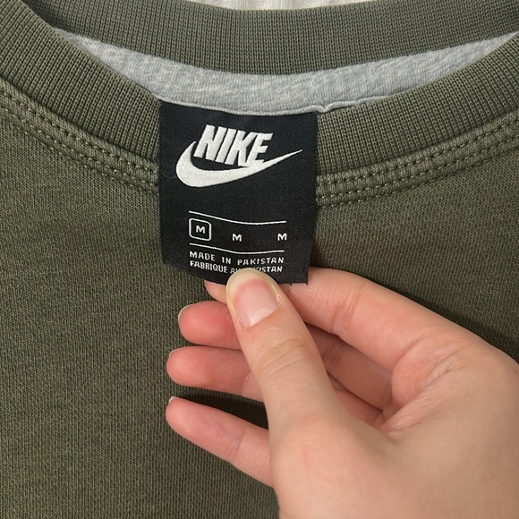 Nike Swoosh Embroidered Sweatshirt Size M Green Pullover Long Sleeves Crewneck - Picture 3 of 8